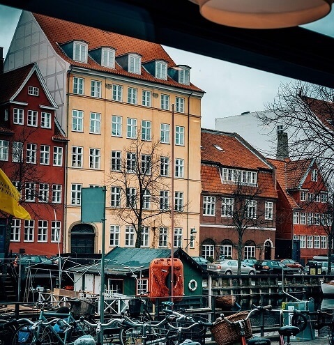Nyhavn i København på en overskyet dag